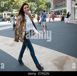 Fashionistas ankommen und stellen schaffen eine Modeszene außerhalb der Fashion Week Frühjahr 2015 zeigt im Lincoln Center in New York Stockfoto