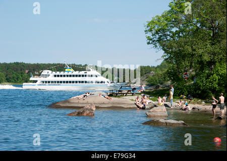 Menschen Sonnenbaden auf Felsen auf der Insel Vaxholm, Schäre Küste, in der Nähe von Stockholm. Stockfoto