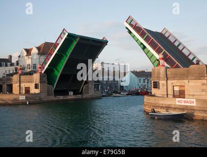 Stadtbrücke ausgelöst, um eine Yacht in der Marina im Hafen von Weymouth, Dorset, England übergeben zu ermöglichen Stockfoto