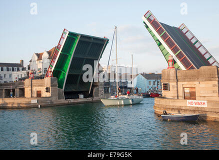 Stadtbrücke ausgelöst, um eine Yacht in der Marina im Hafen von Weymouth, Dorset, England übergeben zu ermöglichen Stockfoto