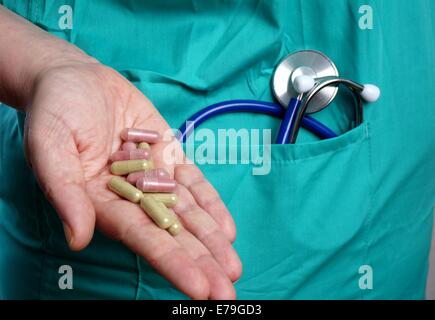 Krankenschwester mit rezeptpflichtigen Medikamenten in Krankenhemd Stockfoto