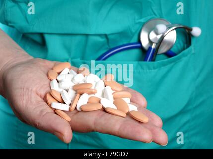 Krankenschwester mit rezeptpflichtigen Medikamenten in Krankenhemd Stockfoto