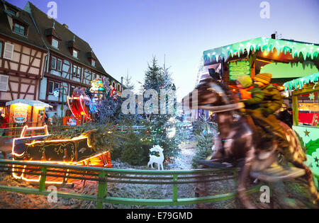 Kinder Karussell fahren zu Weihnachten. Colmar. Haut-Rhin. Das Elsass. Frankreich. Stockfoto