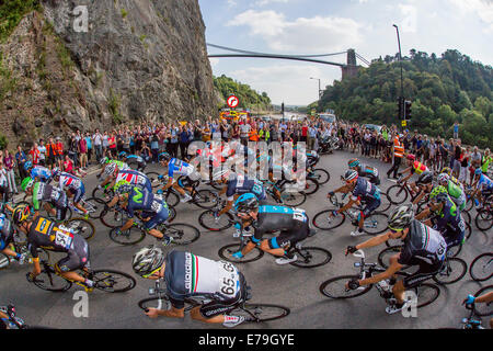 Bristol, UK. 10. September 2014. Tour der britischen Fahrer durchlaufen die Avon-Schlucht mit Clifton Suspension Bridge im Hintergrund, wie sie ihren Weg bis zum Ziel auf der letzten Etappe der Tour in Bristol. Bildnachweis: Adam Gasson/Alamy Live-Nachrichten Stockfoto