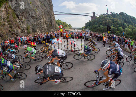 Bristol, UK. 10. September 2014. Tour der britischen Fahrer durchlaufen die Avon-Schlucht mit Clifton Suspension Bridge im Hintergrund, wie sie ihren Weg bis zum Ziel auf der letzten Etappe der Tour in Bristol. Bildnachweis: Adam Gasson/Alamy Live-Nachrichten Stockfoto