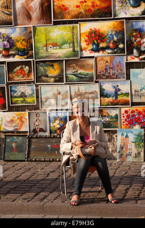 Bilderverkäufer mit Gemälden Kunstwerken zum Verkauf im St. Florian Tor, Krakau, Polen im September St. Florian Tor, Florian Tor, Brama Floriańska Stockfoto