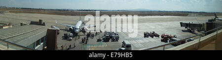 Valencia, Spanien. 10. September 2014. Fluggästen eine Ryanair Boeing 737-800 Flugzeuge am Flughafen von Valencia.  Im Jahr 2013 war Ryanair die größte europäische Fluggesellschaft von geplanten beförderten. Bildnachweis: Robert Wilson/Alamy Live-Nachrichten Stockfoto
