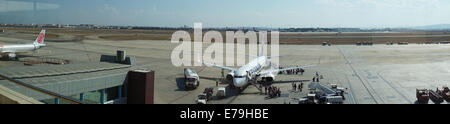 Valencia, Spanien. 10. September 2014. Fluggästen eine Ryanair Boeing 737-800 Flugzeuge am Flughafen von Valencia.  Im Jahr 2013 war Ryanair die größte europäische Fluggesellschaft von geplanten beförderten. Bildnachweis: Robert Wilson/Alamy Live-Nachrichten Stockfoto