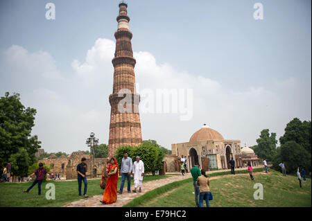 Neu-Delhi, Indien. 07. Sep, 2014. Besucher betrachten die Qutb Minar (L) und der Alai Darwaza (Alai Gate, R), der Eingang der Moschee Quwwat-Ul-Islam, in Neu-Delhi, Indien, 7. September 2014. Der Qutb Minar Complex ist UNESCO-Weltkulturerbe. Foto: Maja Hitij/Dpa/Alamy Live News Stockfoto