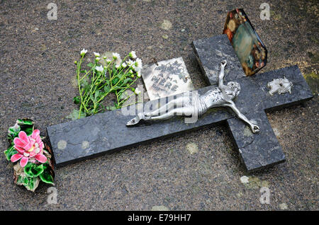 Kreuz, dekorieren ein Grab im Friedhof von Paris, Frankreich, Europa Stockfoto