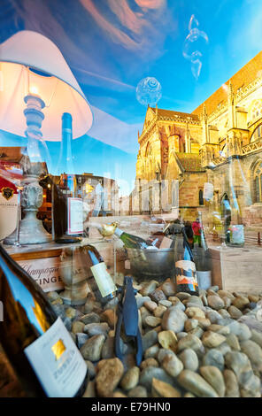 Wein-Shop mit Sankt Martin «s Kirche Reflexion im Zentrum Stadt. Colmar, Haut-Rhin, Elsass, Frankreich. Stockfoto