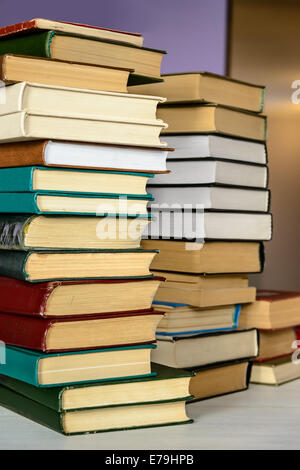 Stapel Bücher auf Tisch Stockfoto