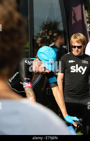 Bristol, UK. 10. September 2014. Sir Bradley Wiggins kühlt außerhalb der Team-Bus nach Fifnishing die vierte Etappe der Tour of Britain Credit: Rob Hawkins/Alamy Live News Stockfoto