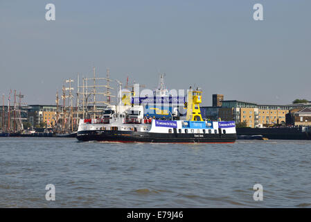 Woolwich Autofähre überquert die Themse bei Woolwich mit Tall Ships von Royal Greenwich Tall Ships 2014 die Entfernung - London, England, UK Stockfoto