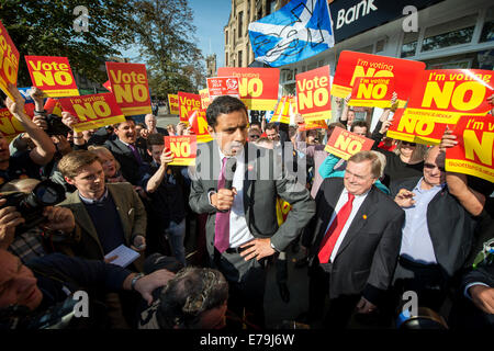 John Prescott und Alistair Darling nehmen am 10. September 2014 in Glasgow, Schottland, am schottischen Labour Battle Bus Teil und protestieren mit „Ja“ und „Nein“ gegen die Wähler des schottischen Labour Battle Bus auf der Hauptstraße von Rutherglen. Die drei britischen Parteiführer demonstrieren heute in Schottland ihre Unterstützung für ein "Nein" im Unabhängigkeitsreferendum. Stockfoto