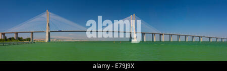 Vasco da Gama Bridge in Lissabon, Portugal Stockfoto