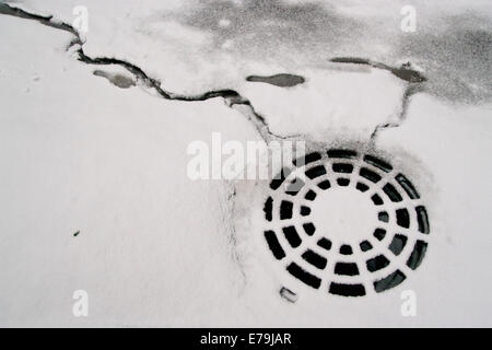 Spuren im Schnee in der Nähe von Hygiene Einstiegsluke Stockfoto