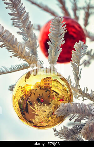 Typische Fachwerk Häuser reflektiert eine Weihnachtskugel. Colmar. Haut-Rhin. Das Elsass. Frankreich. Stockfoto