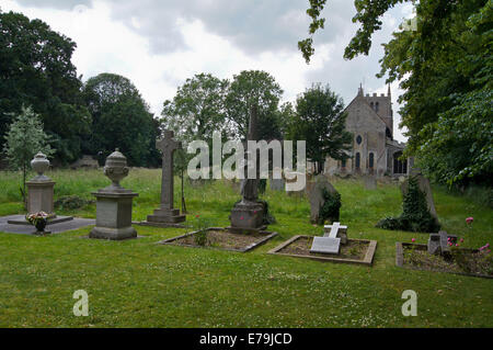 Grabsteine der Familie Fellowes Barone, auf dem Kirchhof von St. Thomas Becket Kirche, Ramsey, Cambridgeshire, England Stockfoto