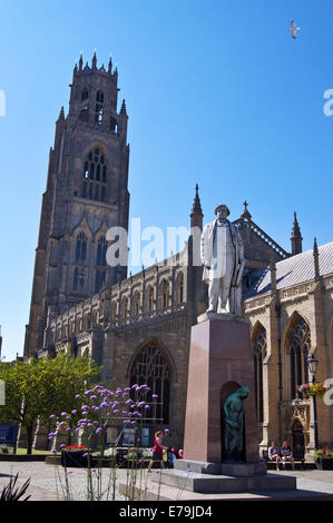 'Boston Stump', Kirche St. Botolph, Boston und Statue von Herbert Ingram Lincolnshire, England Stockfoto