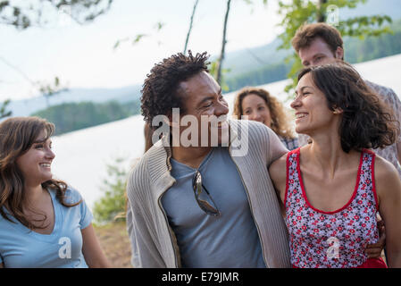 Eine Gruppe von Menschen, die genießen eines gemütlichen Spaziergang an einem See. Stockfoto