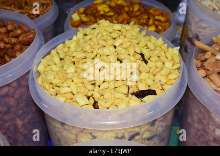 Verschiedene leckere Süßigkeiten und Snacks zum Verkauf in Kerala Indien Stockfoto