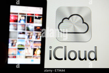 Eine Smartphone ist neben dem Logo von Apples Cloud-Service iCloud, 3. September 2014 in Hamburg statt. Stockfoto