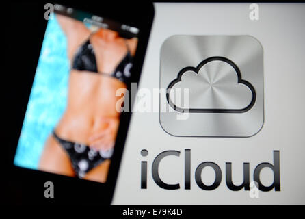 Eine Smartphone ist neben dem Logo von Apples Cloud-Service iCloud, 3. September 2014 in Hamburg statt. Stockfoto