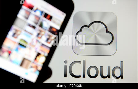 Eine Smartphone ist neben dem Logo von Apples Cloud-Service iCloud, 3. September 2014 in Hamburg statt. Stockfoto