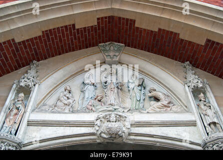 Dekoration über dem Haupteingang zur Kirche der Heiligen Dreifaltigkeit, Architekt Johannes Dando Rodeln, Sloane Square, Chelsea, London, england Stockfoto