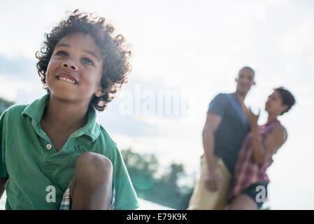 Eine Familie, Eltern und Sohn an einem See im Sommer. Stockfoto