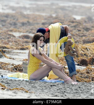 Ashley Greene zeigt ihren Beach-Body im Vintage-Stil Badeanzug am Set von "The Shangri-La Suite" schießen auf Position in Redondo Beach. Die Schauspielerin, die Priscilla Presley im Film darstellen, wurde entdeckt, liegen am Strand lesen ein bo Stockfoto