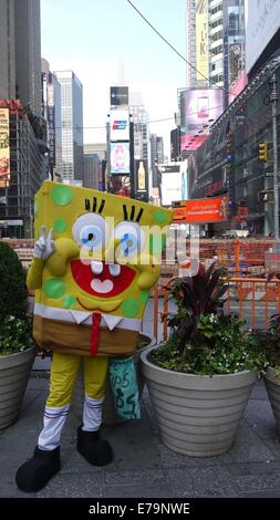 New York, USA. 21. August 2014. Hugo Avila steht in einem Spongebob Kostüm zeitweise Square in New York, USA, 21. August 2014. Er macht Geld mit Fotos mit Touristen. Foto: Helena Golz/Dpa/Alamy Live News Stockfoto