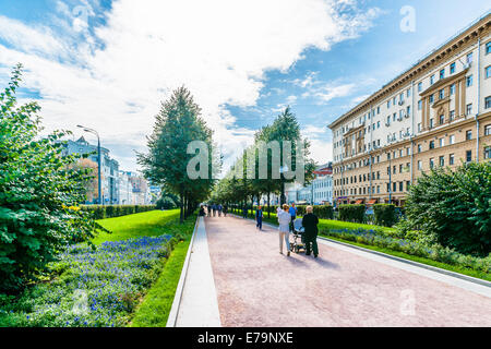 Moskau, Russland. Mittwoch, 10. September 2014. Wetter: Nach heißen Juli und regnerischen Tagen Ende August Moskauer sonnig, trocken und warm Tage genießen das brechen von September 2014. Die Luftfeuchtigkeit ist niedrig, leicht Wind und milde warme Temperatur von + 20 Grad C (68 ° F) gemütlich im Freien zu machen. Nicht identifizierte Personen entlang der neu rekonstruierten Blumen Boulevard von Moskau. Bildnachweis: Alex Bilder/Alamy Live-Nachrichten Stockfoto