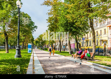 Moskau, Russland. Mittwoch, 10. September 2014. Wetter: Nach heißen Juli und regnerischen Tagen Ende August Moskauer sonnig, trocken und warm Tage genießen das brechen von September 2014. Die Luftfeuchtigkeit ist niedrig, leicht Wind und milde warme Temperatur von + 20 Grad C (68 ° F) gemütlich im Freien zu machen. Nicht identifizierte Personen Petrowski Boulevard entlang und auf der Bank sitzen. Gelbes Blatt auf den Boden, nicht wegen der Herbst-Saison, sondern wegen der der vergangenen Sommer erhitzen. Bildnachweis: Alex Bilder/Alamy Live-Nachrichten Stockfoto