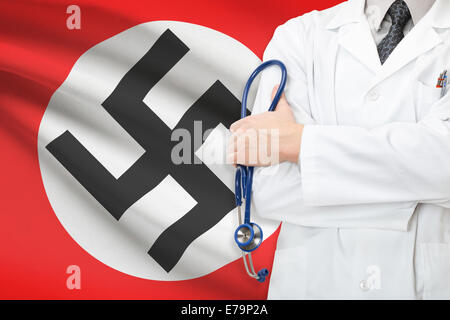 Konzept des nationalen Gesundheitssystems - Nazi-Deutschland und die Flagge des Dritten Reiches Stockfoto