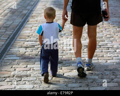 Vater und Sohn auf dem Weg. Stockfoto