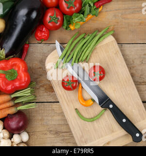 Gesunde Ernährung bereitet Essen Gemüse-Lächeln auf Schneidebrett Stockfoto