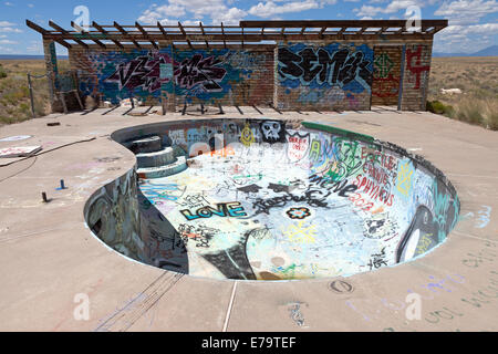Graffiti gefüllt Pool auf dem Campingplatz zwei Kanonen in Arizona. Zwei Kanonen liegt in Arizona, östlich von Flagstaff, auf was Forme war Stockfoto