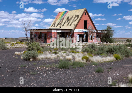 Zwei Kanonen Graffiti bedeckt Campingplatz laden. Zwei Kanonen befindet sich in Arizona, östlich von Flagstaff, was früher war Route 66. T Stockfoto