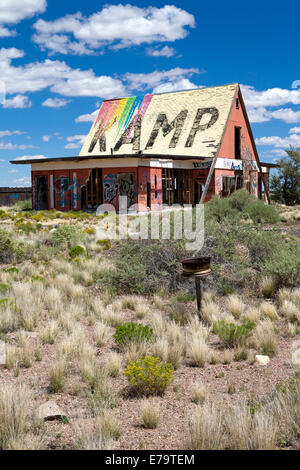 Zwei Kanonen Graffiti bedeckt Campingplatz laden. Zwei Kanonen befindet sich in Arizona, östlich von Flagstaff, was früher war Route 66. T Stockfoto