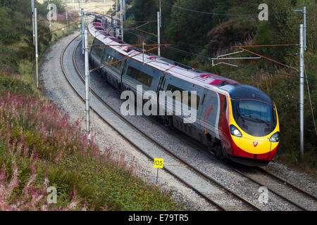 Virgin Voyager Zug in Shap, Stromleitungen und Portale für Elektrozüge. British Railways Waggons absteigend, West Coast Line, Cumbria, Großbritannien Stockfoto