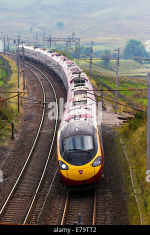 British Railways  Descending Virgin Voyager Zug bei Shap, West Coast Line, Cumbria, UK Stockfoto