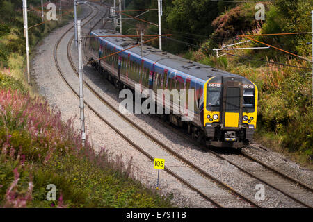 Stromleitungen, und Galgen für elektrische Züge British Rail Class 350 410 Desiro britische Eisenbahnen Absteigend Zug in Shap, West Coast Line, Cumbria Stockfoto