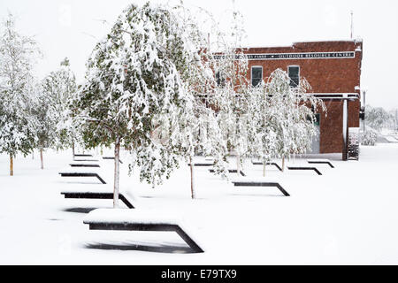 Calgary, Alberta, Kanada, 10 Sep, 2014. Fallender Schnee bedeckt Mohn Plaza. Calgarys Alarmzentrale NAZ eröffnet als Reaktion auf den Spätsommer Sturm die Stromausfälle, umgestürzte Bäume und Verkehrsunfälle zu geführt hat. Bürgermeister Nenshi angekündigt auf Twitter, dass die 3 Prioritäten sind öffentliche Sicherheit macht wiederherstellen und löschen Schutt. Bildnachweis: Rosanne Tackaberry/Alamy Live-Nachrichten Stockfoto