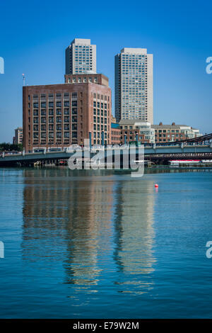 Hohe Gebäude erheben sich über den Charles River in Boston, Massachusetts - USA Stockfoto