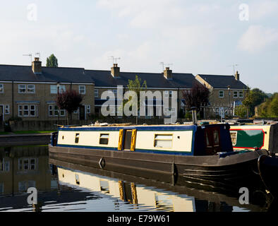 Narrowboats in der Apperley Brücke Marina am Leeds & Liverpool Kanal, zwischen Bingley und Leeds, West Yorkshire, England UK Stockfoto