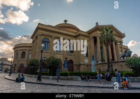 Teatro Massimo Vittorio Emanuele, berühmte Opernhaus in Piazza Verdi, Palermo, Sizilien Stockfoto