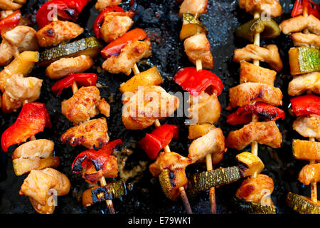 Hähnchenspieße mit Zucchini und Papier Stockfoto