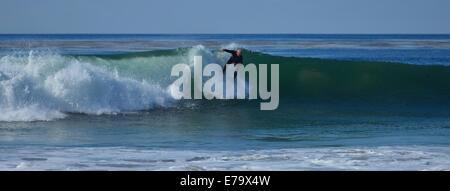 Ein Surfer in Dana Point Beach, Laguna Beach CA Stockfoto